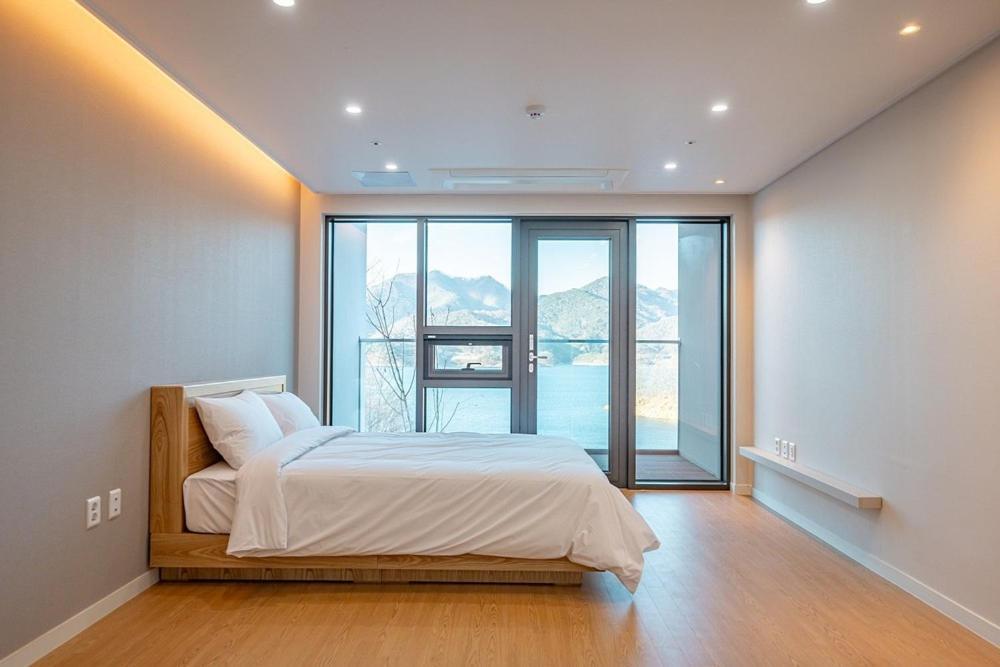 Jecheon The Shine Cheongpung Hotel Bilik gambar